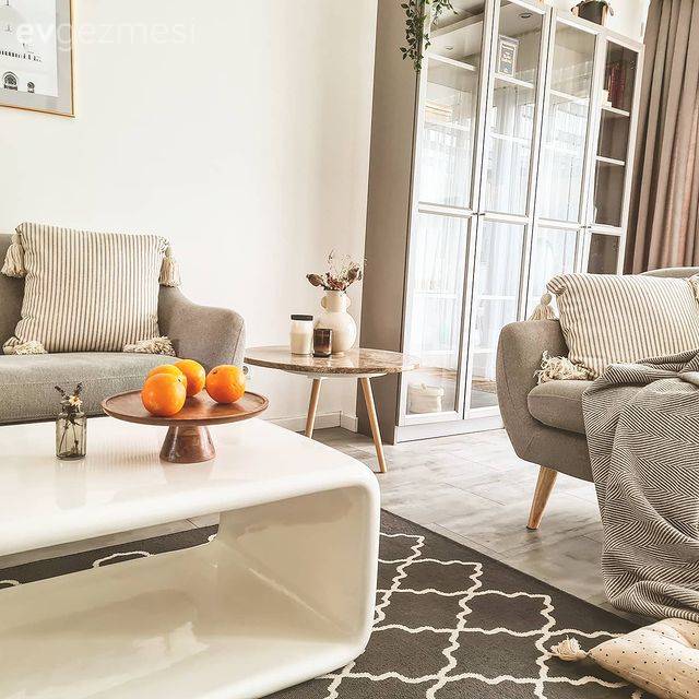 Salonun Ortasındaki Kolon Aynı Zamanda Bir Vitrin: Ayşe Hanım'ın Evi