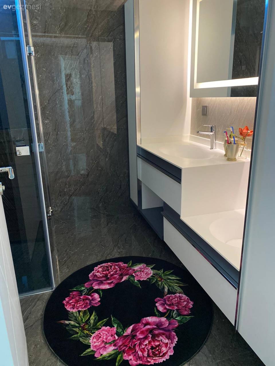 Ev Gezmesi: Uyum Formülünü Zıtlıklarla Oluşturan Bir İzmir Evi