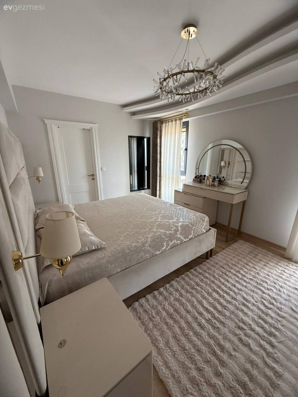 Penceresi Bol Bu Evde Sadelik ve Işıltıya Eşit Oranda Yer Var