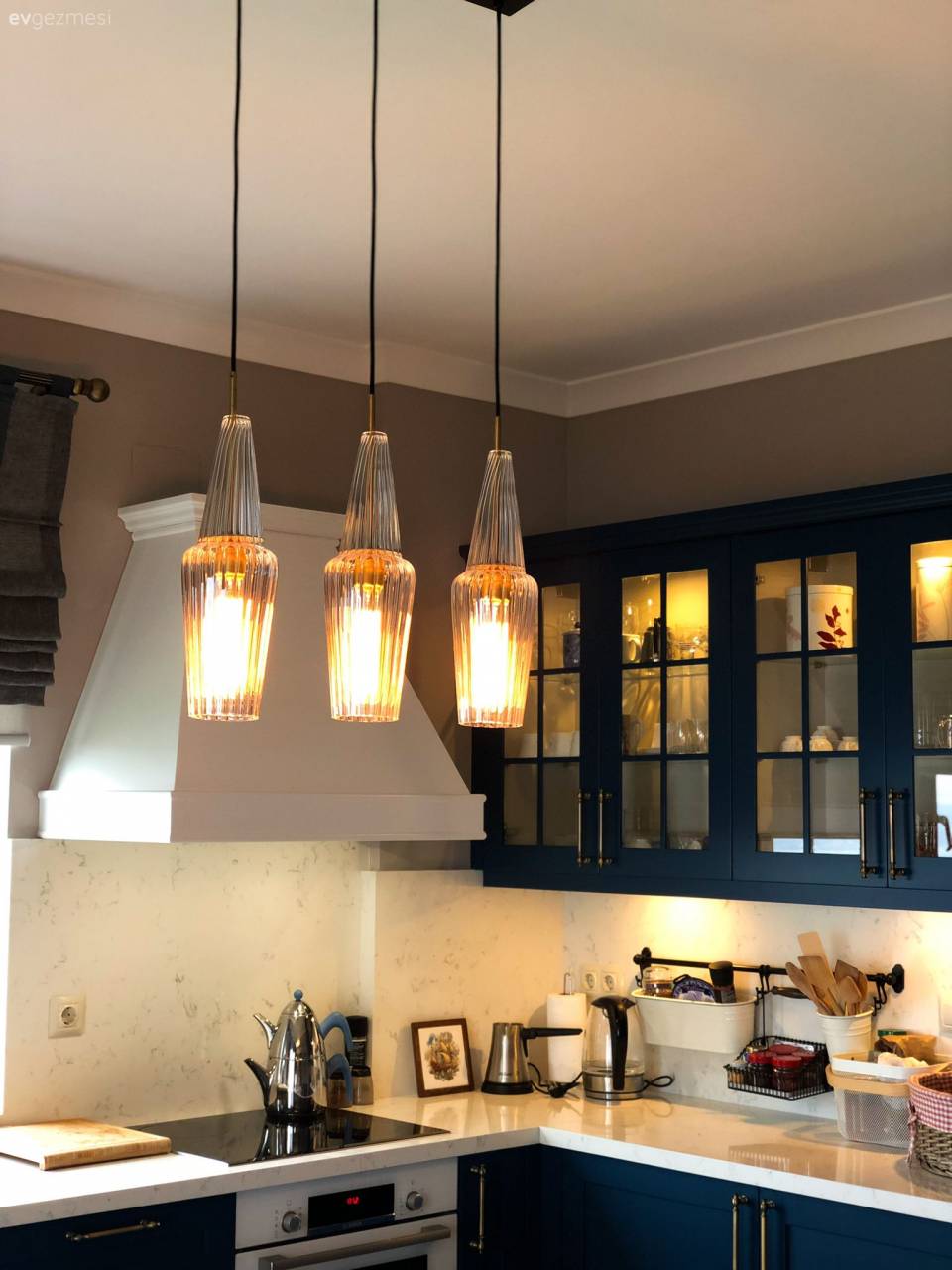 Beyaz Mutfaklardan Sıkılanlar İçin Denize Bakan Mavi Bir Mutfak