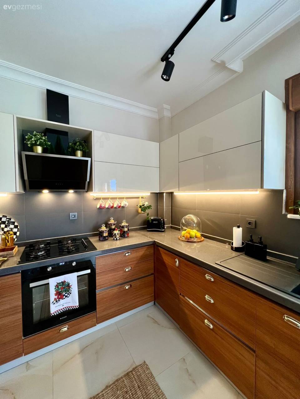 Ahşabın Dört Yanı Kuşattığı Bu Mutfak Bugünle Geçmiş Arasında