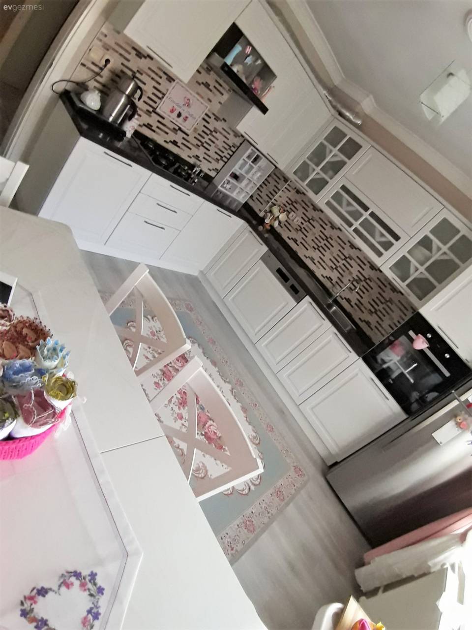 Ev Gezmesi: Çiçek Desenleri ve Nakışlarıyla Sıcacık Bir Mutfak