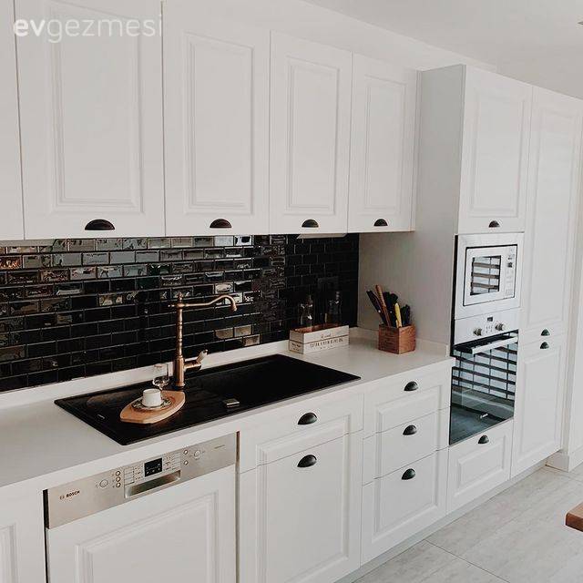 Beyaz ve Ahşap Uyumu Bu İstanbul Evinin Her Köşesinde Yankılanmış