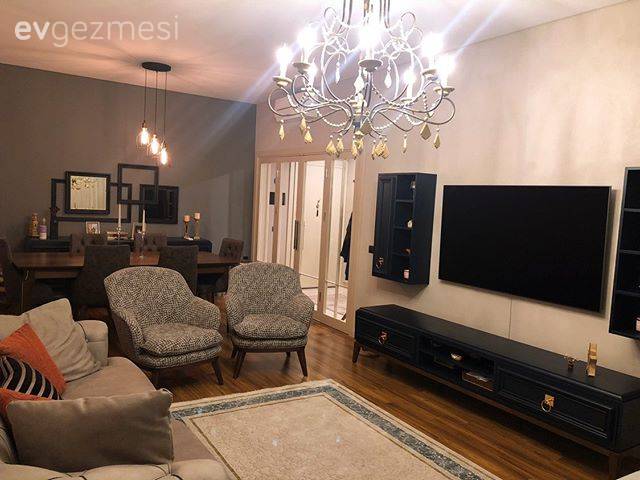 "Koyu Mobilyanın Tozu Çok Olur" Lafları Bu Evde İşlemiyor