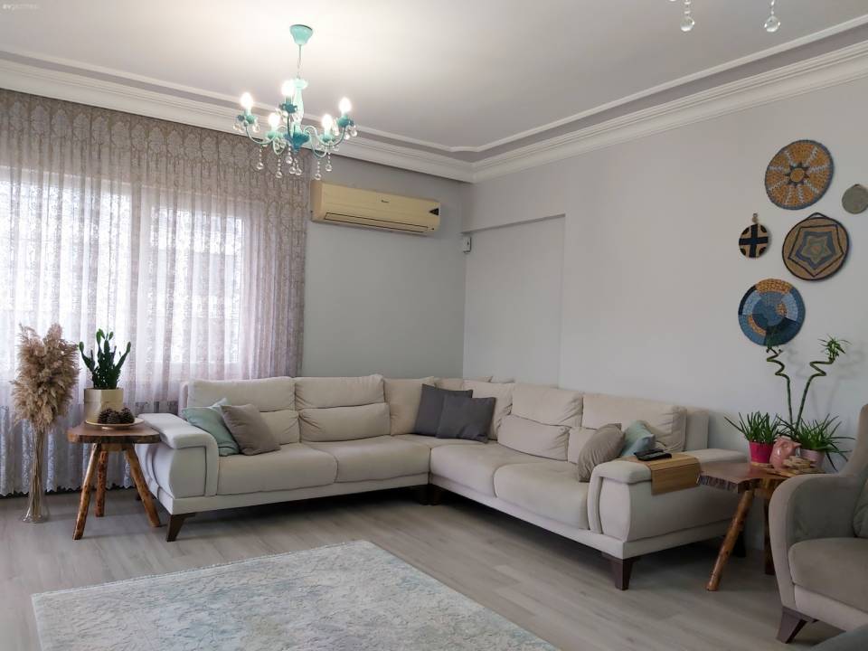 Cıvıl Cıvıl Balkonuyla Mutluluk Yayan Bir İstanbul Evi