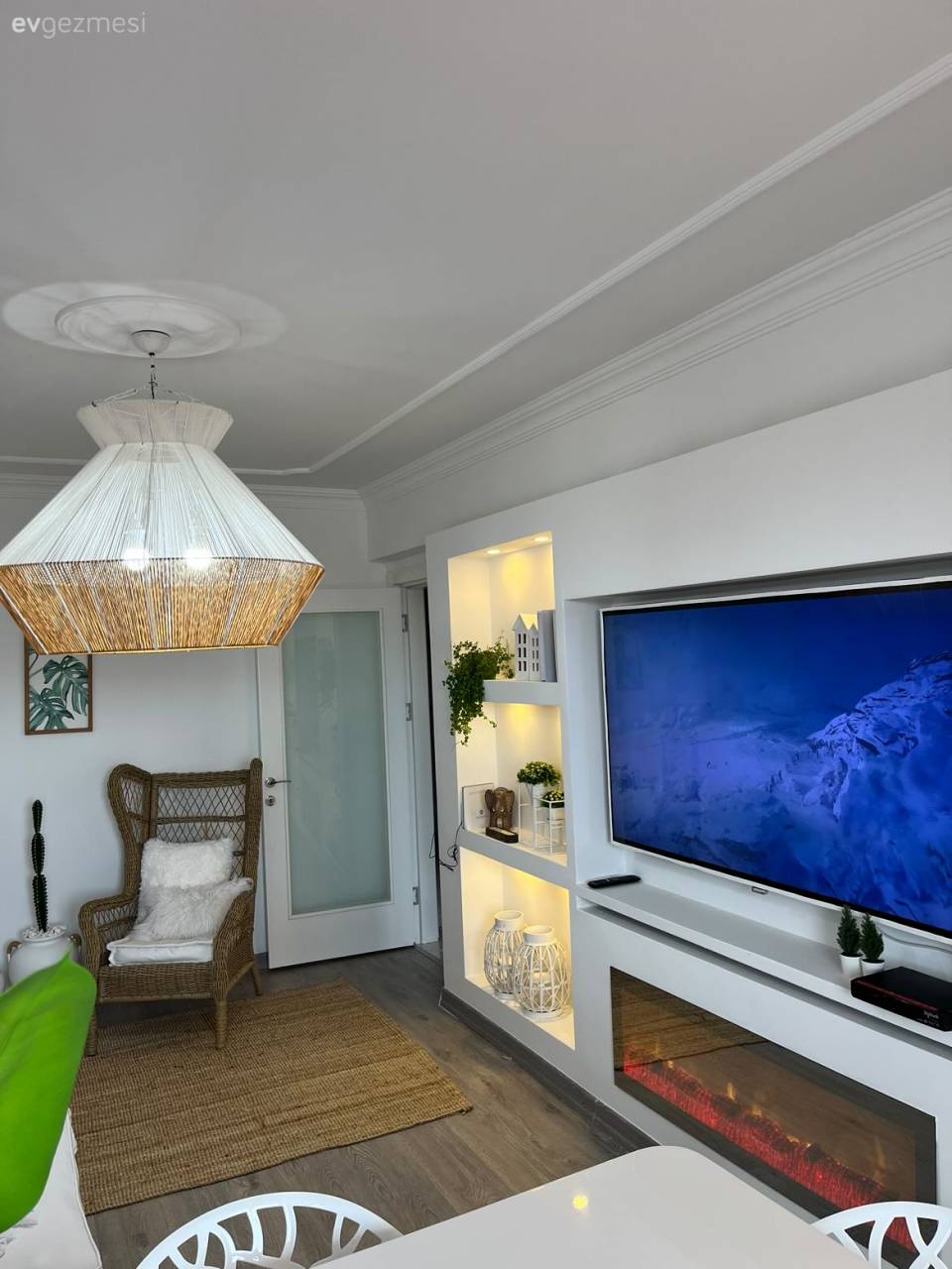 Beyaz ve Ahşabın Ortak Olduğu Bu Mutfağın Yıldızı Kırmızı