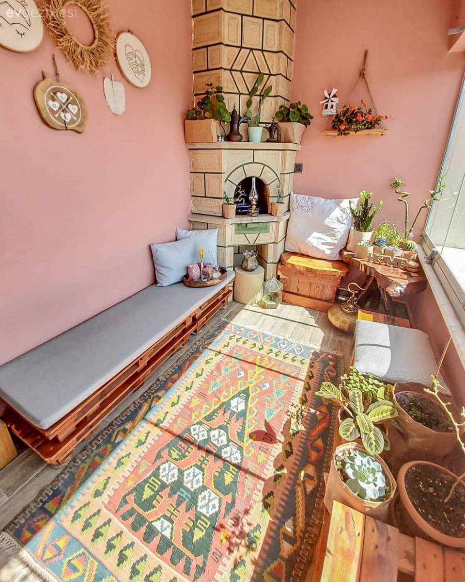 Cıvıl Cıvıl Balkonuyla Mutluluk Yayan Bir İstanbul Evi