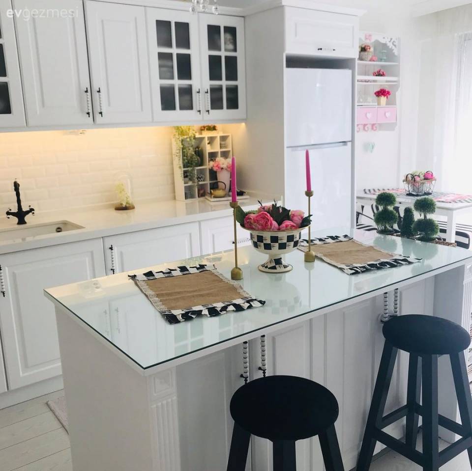 Bu Kütahya Mutfağında Beyazın Zarafeti Tüm Köşelere Yansımış