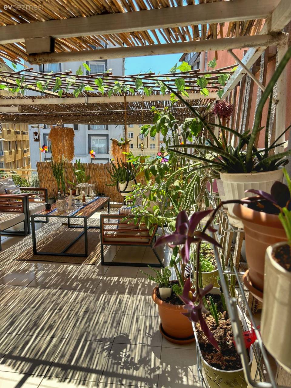 Apartmana Bağlı Bu Antalya Terasında Bali Esintileri Hakim