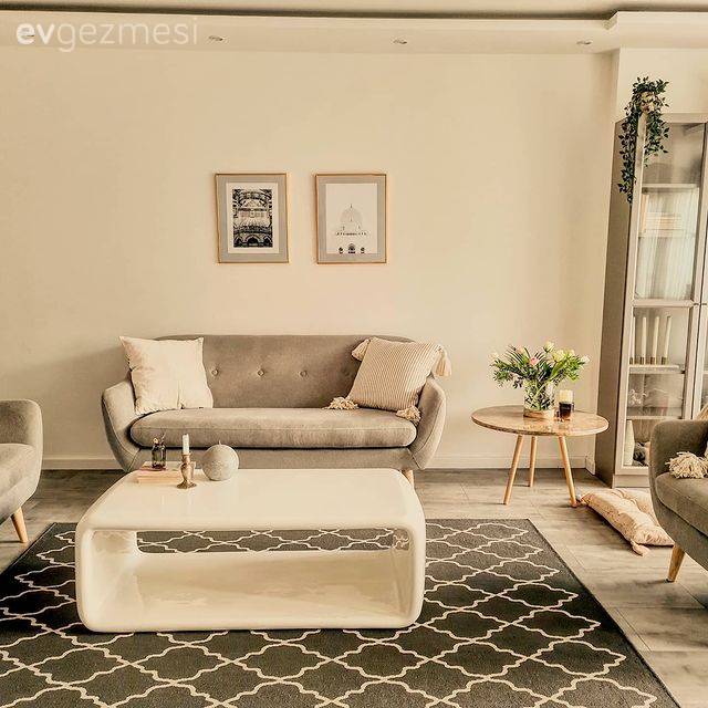 Salonun Ortasındaki Kolon Aynı Zamanda Bir Vitrin: Ayşe Hanım'ın Evi