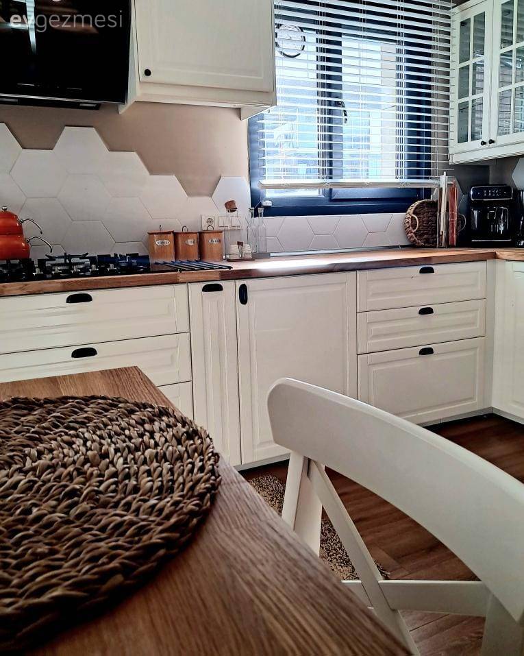 Petek Seramiklerle Tezgah Arası Şenlenen Bir İstanbul Mutfağı!