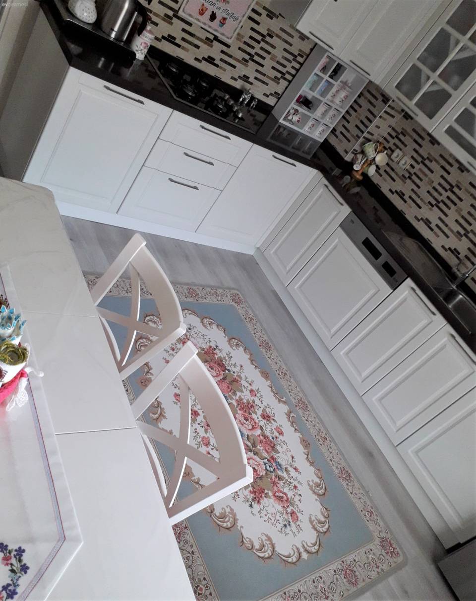 Ev Gezmesi: Çiçek Desenleri ve Nakışlarıyla Sıcacık Bir Mutfak