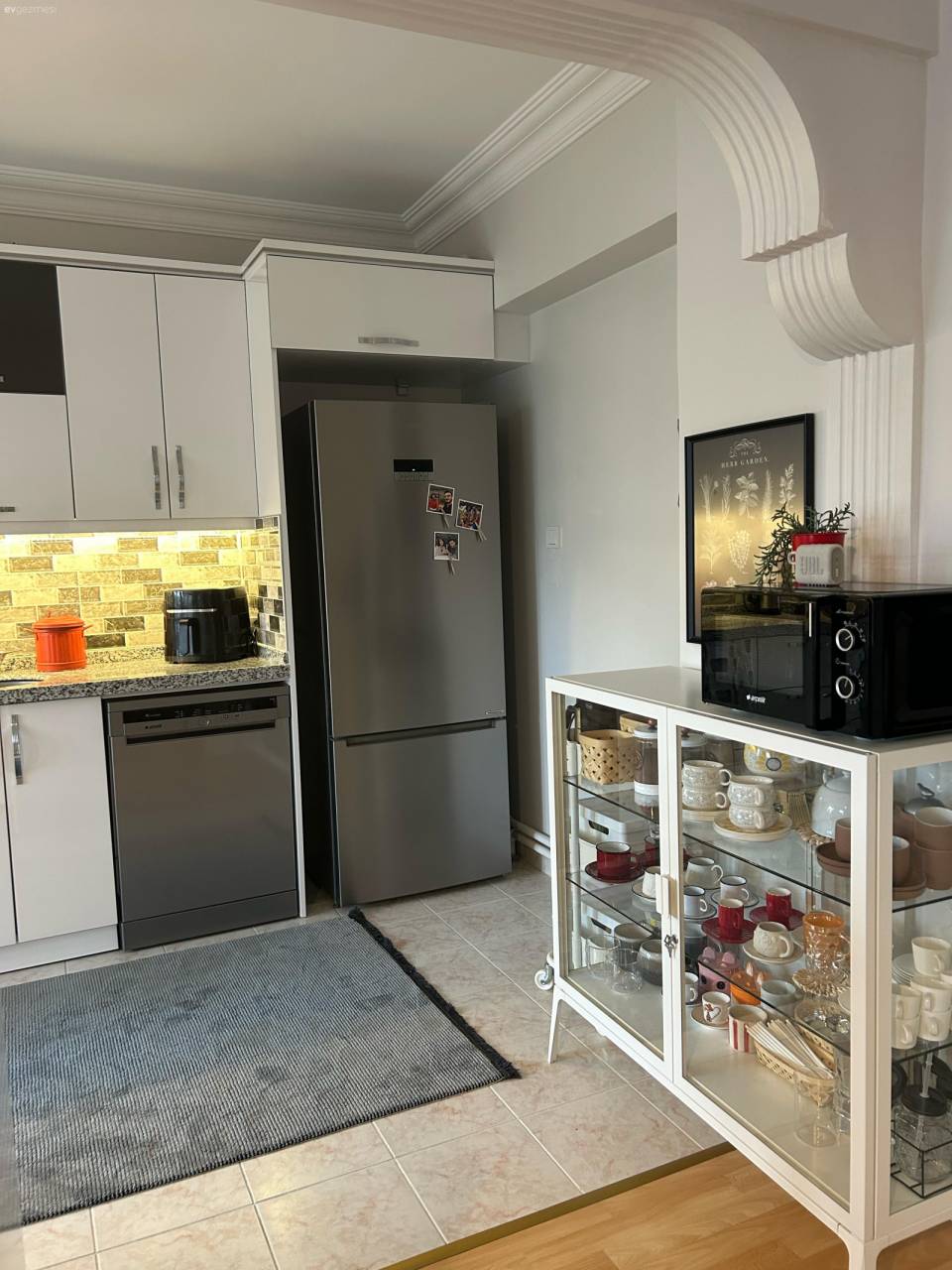 Mavi Duvarıyla Selam Veren Bu Ev Alışılmadık Detayları Pek Seviyor!