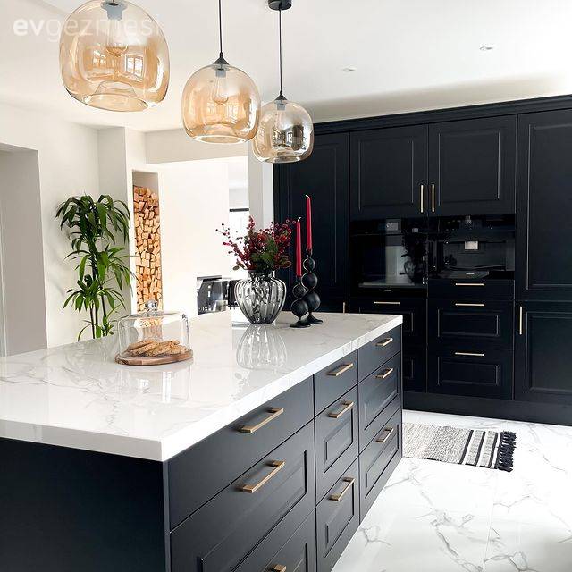 Siyah Baskın Olmasına Rağmen Karamsar Olmayan Bir Ev!