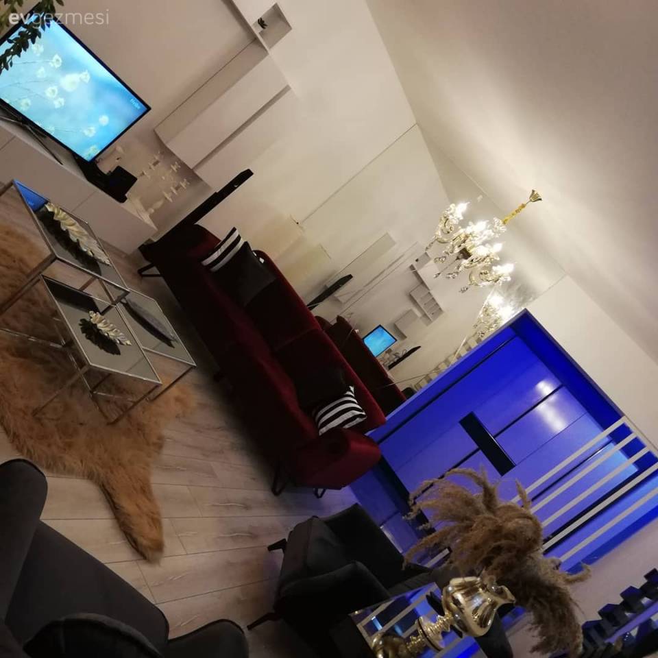 Kırmızıyla Canlanan Bu Evde Hem Işıltı Hem De Dinginlik Bir Arada!