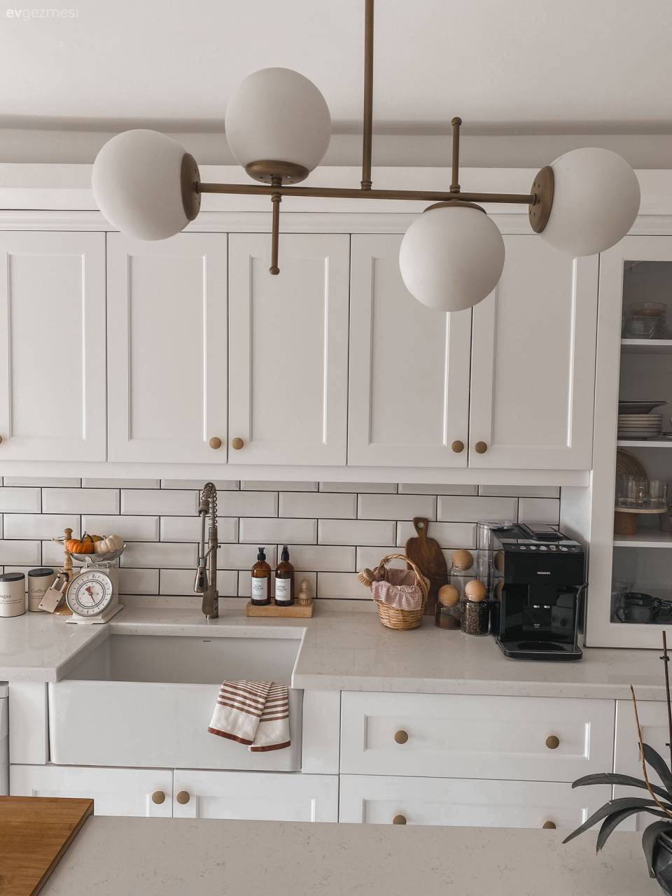 Bu Mutfakta Shaker Kapaklar ve Metro Seramik Samimi Tavrın Kaynağı!