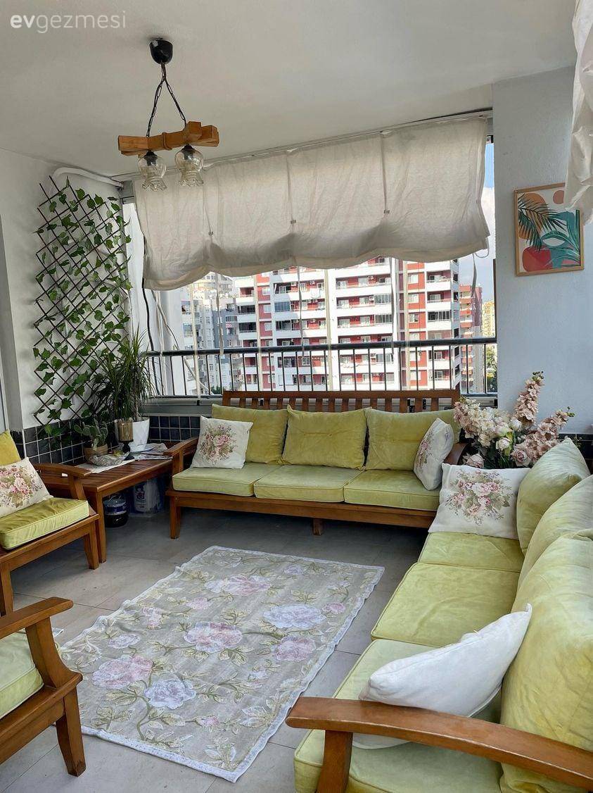 Adana'daki Bu Büyük Balkon Yeşil ve Ahşabın Enerjisini Kuşanmış