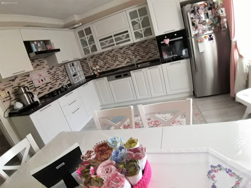 Ev Gezmesi: Çiçek Desenleri ve Nakışlarıyla Sıcacık Bir Mutfak