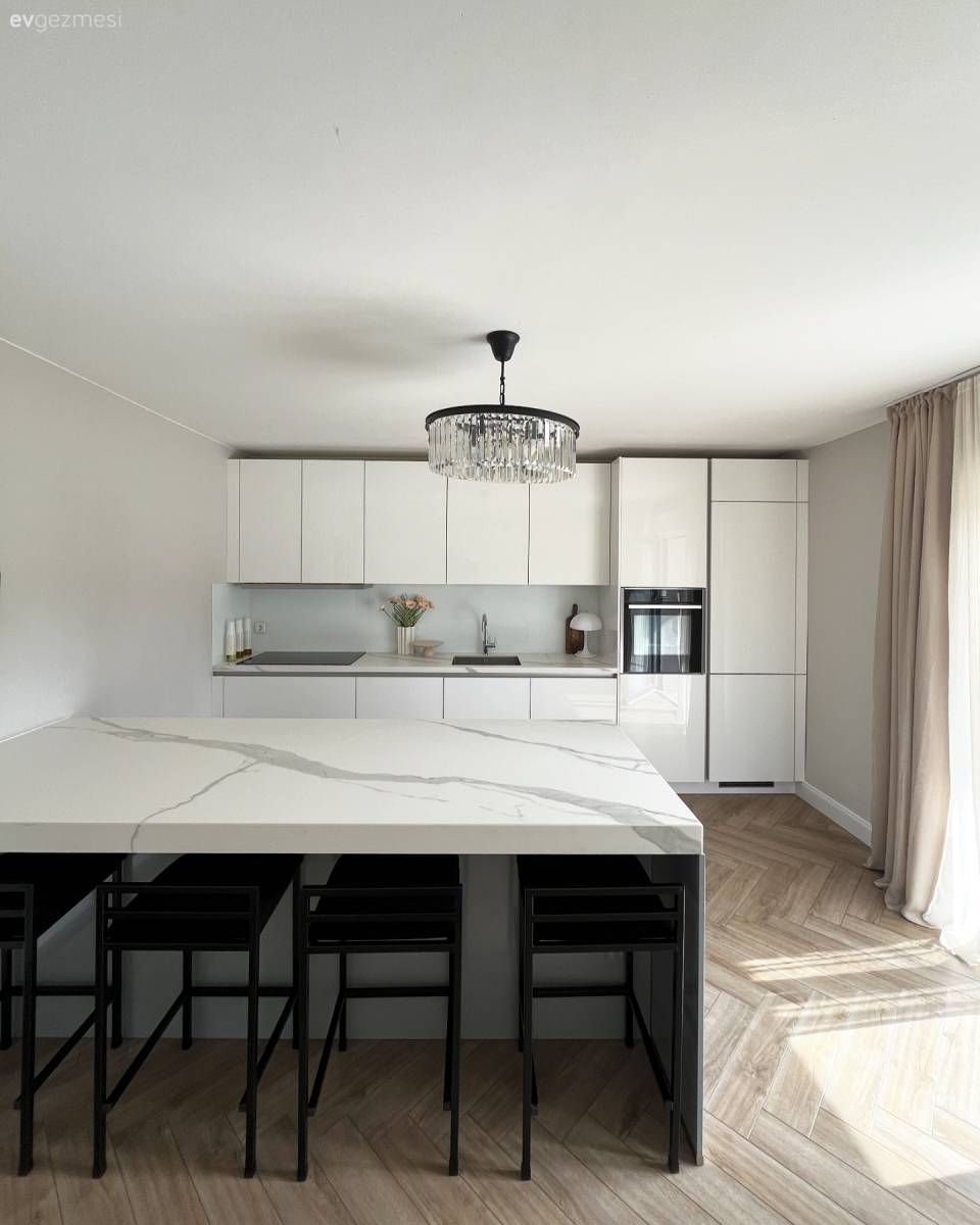 Petek Koltuklarla Keyiflenen Bu Dekorda Her Şeyin Rengi Beyaz!