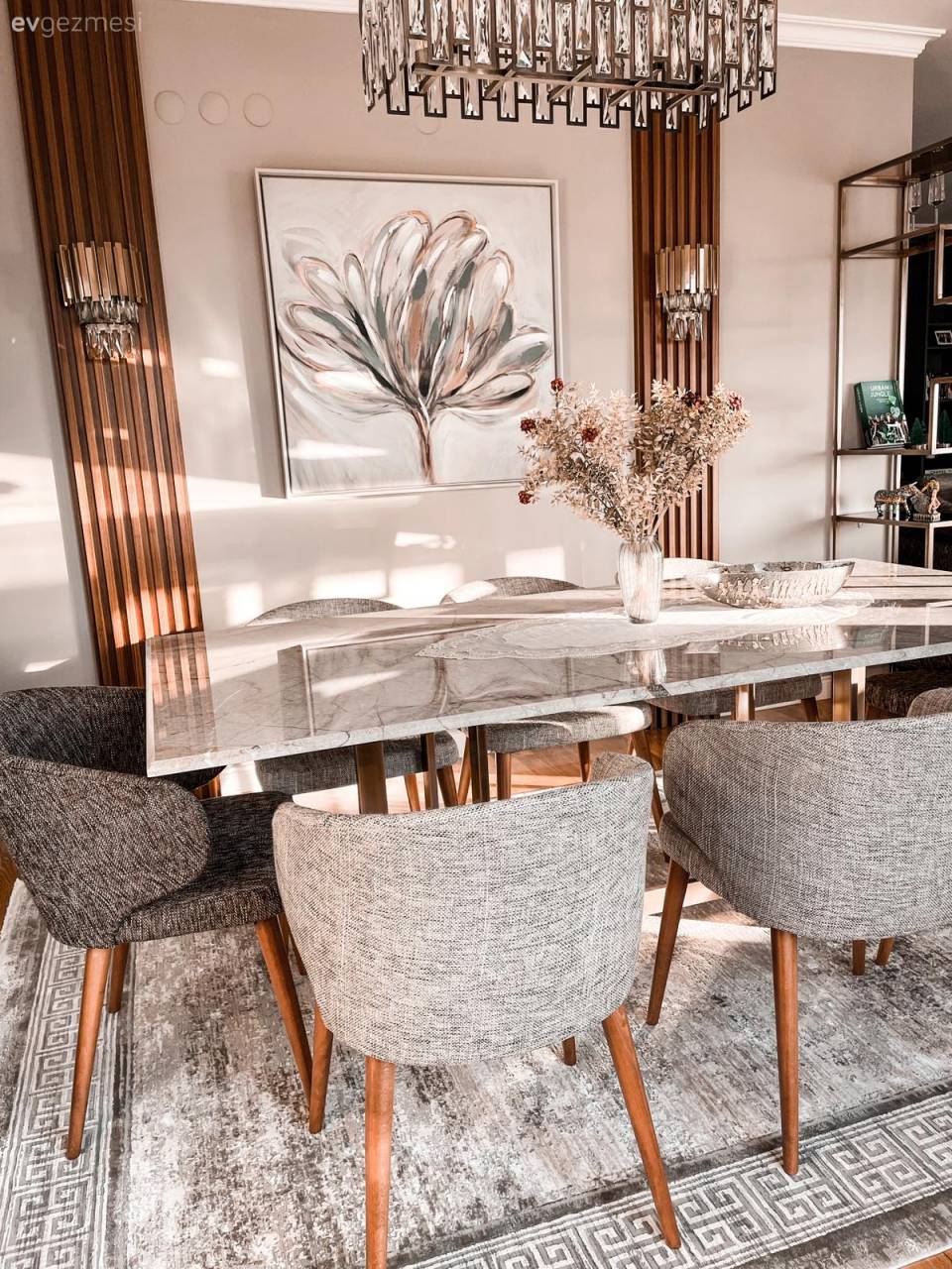 Bu Uyumlu Evde Duvarların Boş Durmasına Göz Yumulmamış