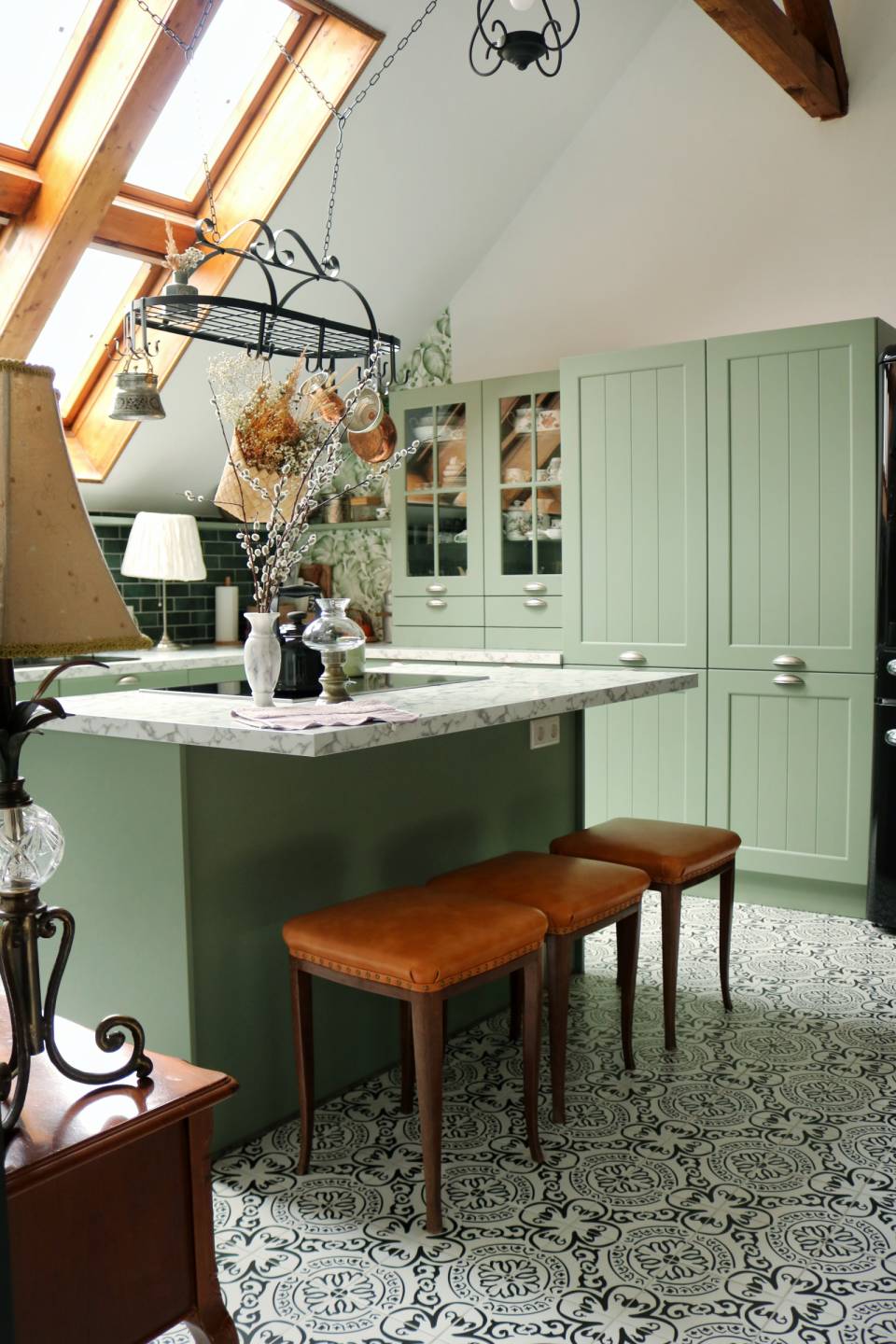 Kuyumcu Binasından Dönüşen Bu Ev Eski ve Yeniyi Bir Araya Getirmiş!