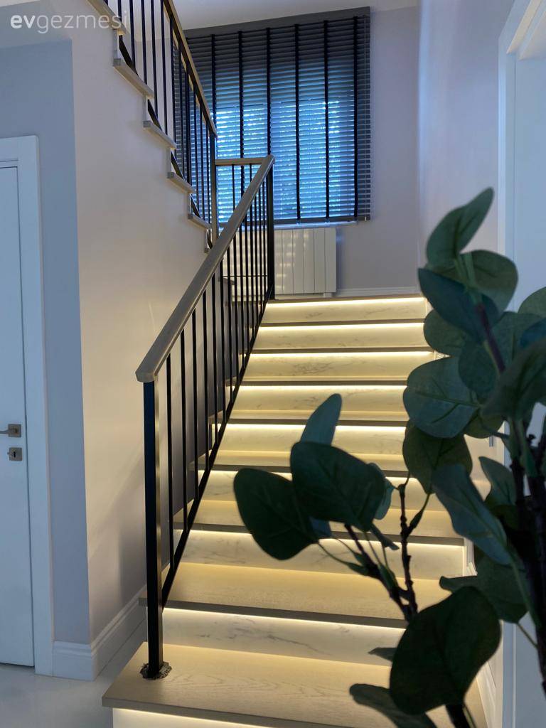 Bu Dubleks Evde Özel Yapım Tasarımlar Dekorun Albenisi Arttırmış