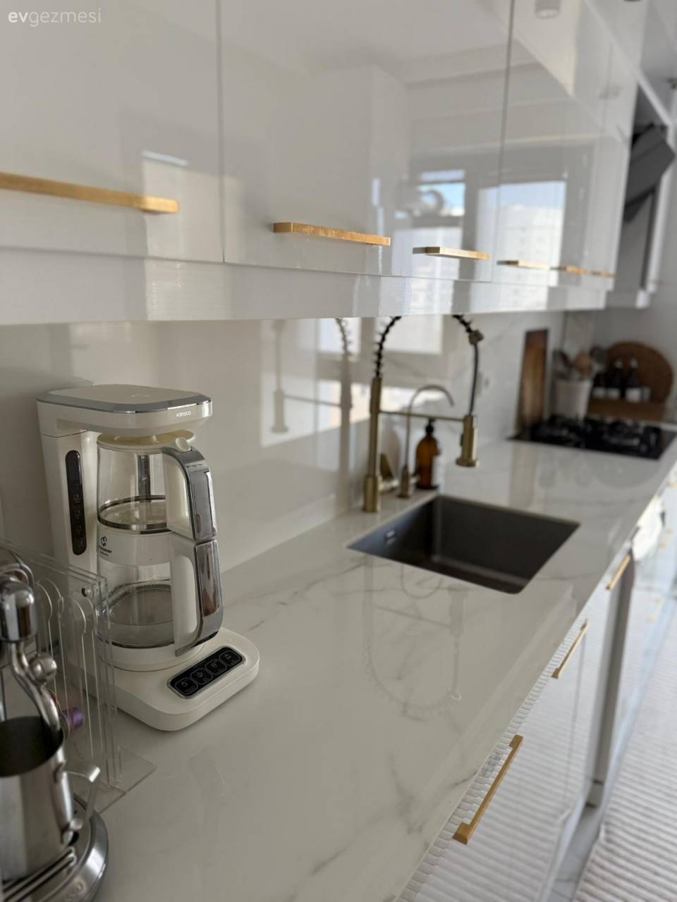 Penceresi Bol Bu Evde Sadelik ve Işıltıya Eşit Oranda Yer Var