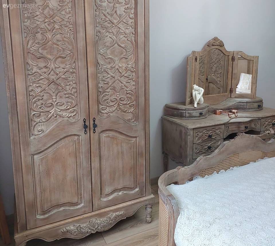 Bu Yatak Odasında Oymalı Ahşaplar Nakış Gibi İşlenmiş
