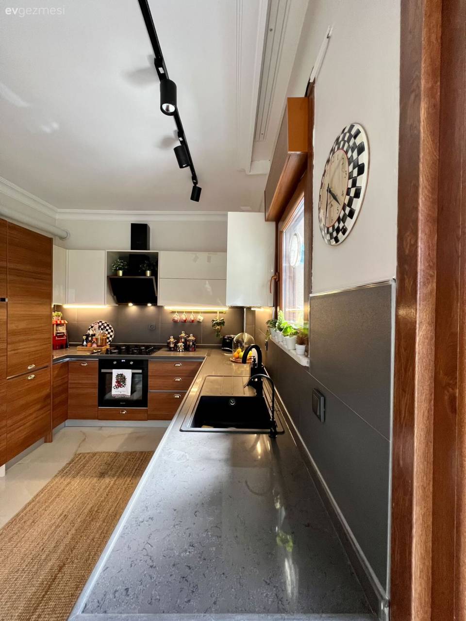 Ahşabın Dört Yanı Kuşattığı Bu Mutfak Bugünle Geçmiş Arasında