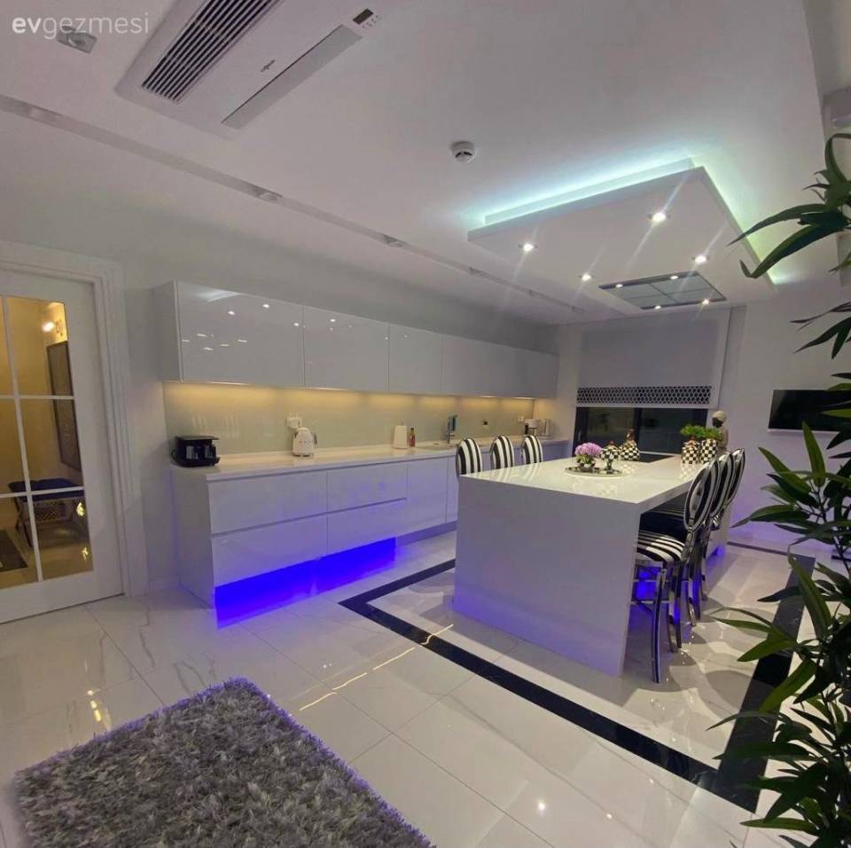 Beyazdan Vazgeçemeyen Bu İzmir Evi Hem Işıltılı Hem Keyifli