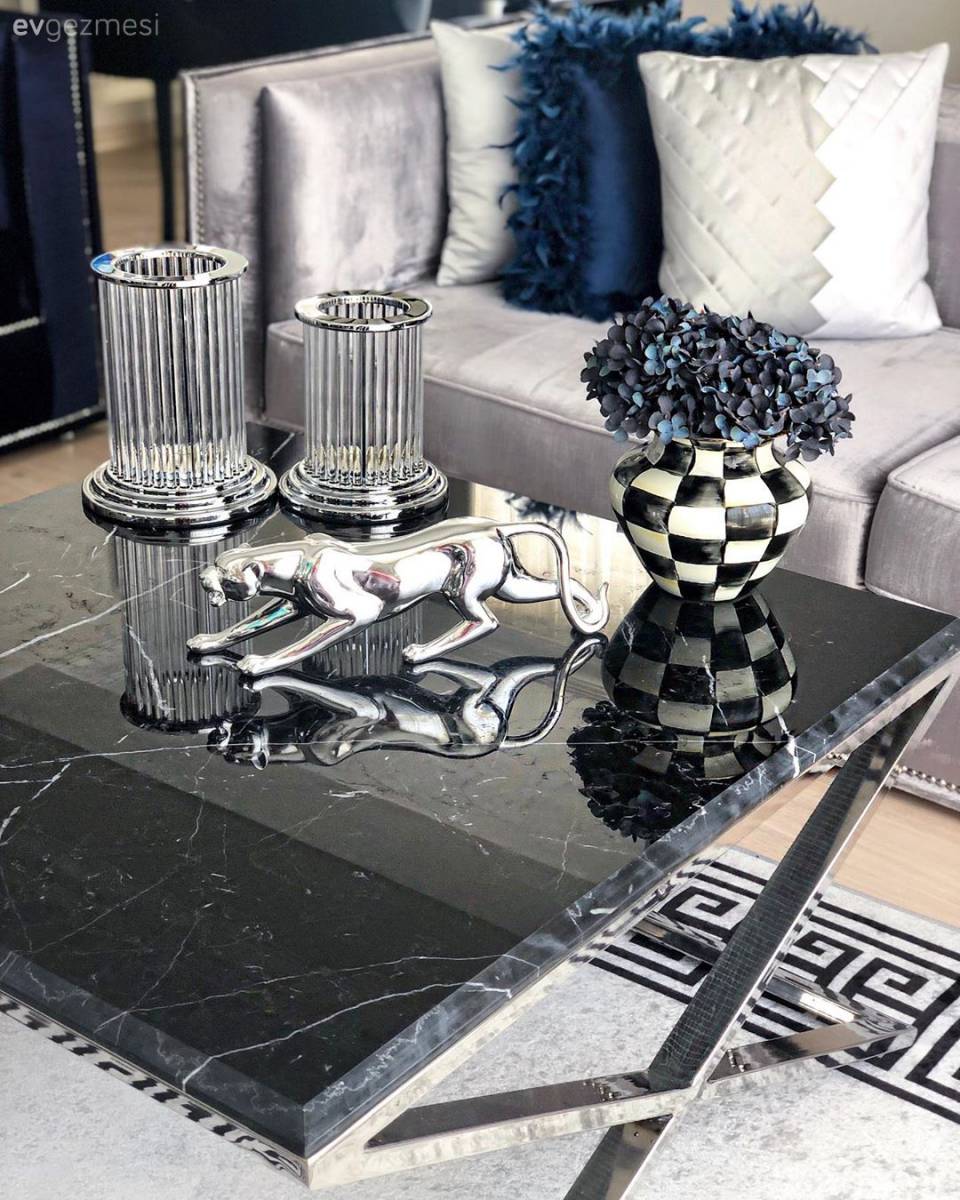 Bu Evde Metalik Işıltılar İddialı Renklerle Buluşmuş!
