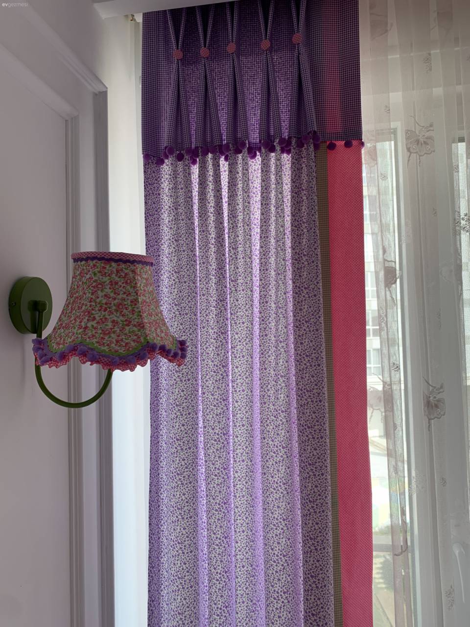 Beyaz ve Ahşap Uyumu Bu İstanbul Evinin Her Köşesinde Yankılanmış