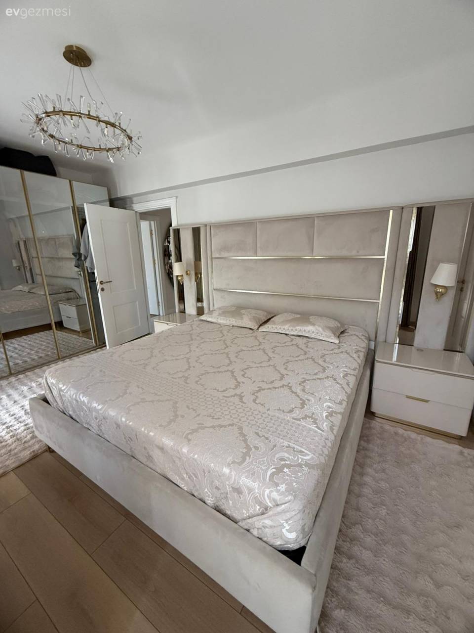 Penceresi Bol Bu Evde Sadelik ve Işıltıya Eşit Oranda Yer Var