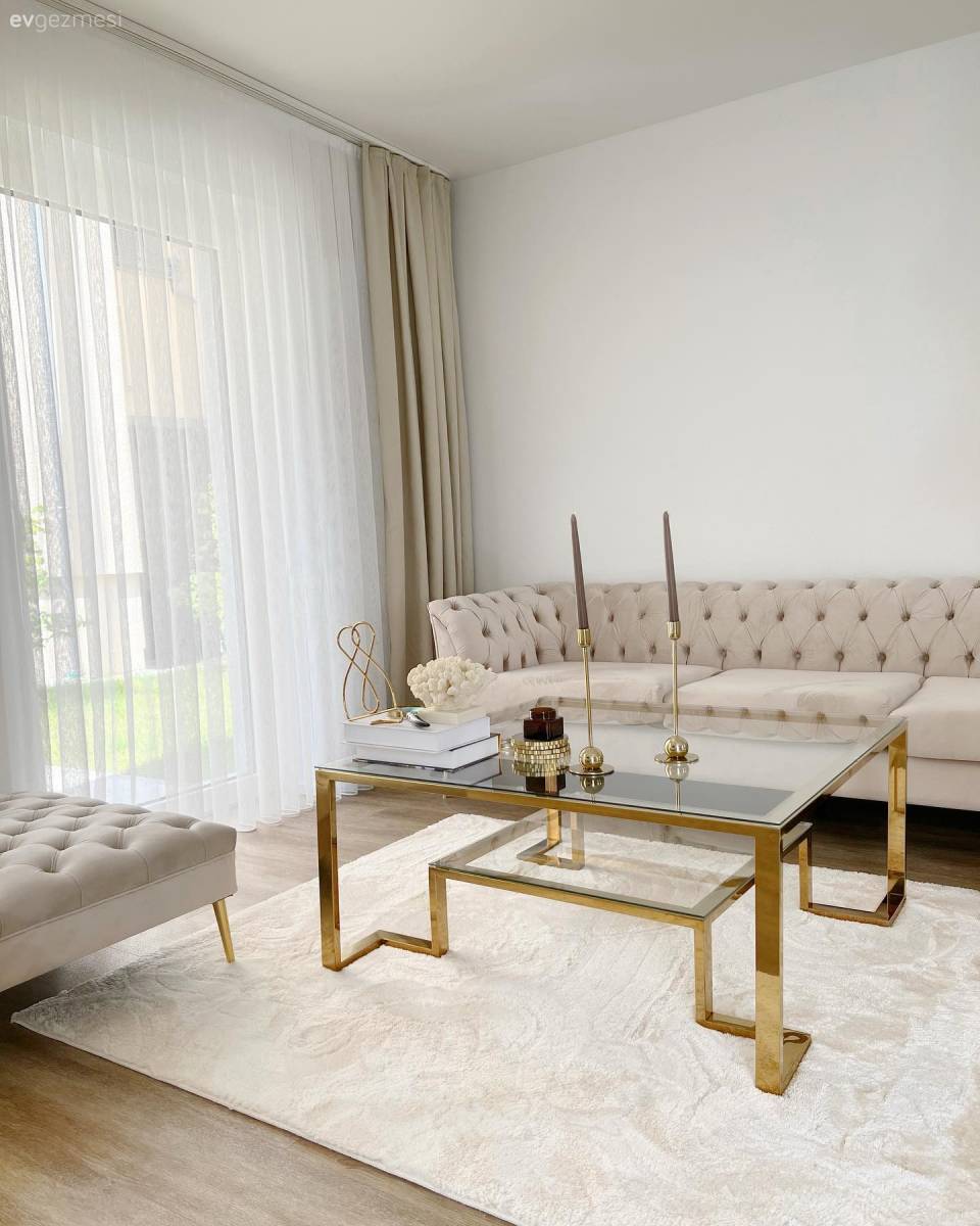 Bu Modern Evde Metalik Işıltılar Monoton Görünümü Engellemiş