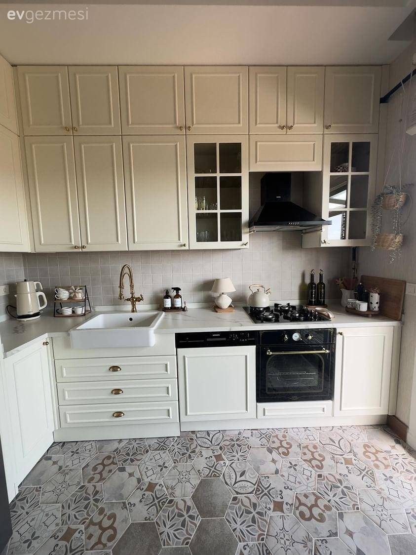 Seramiklerinden Kahve Köşesine Birçok Noktada Sürprizleri Olan Bir Mutfak!