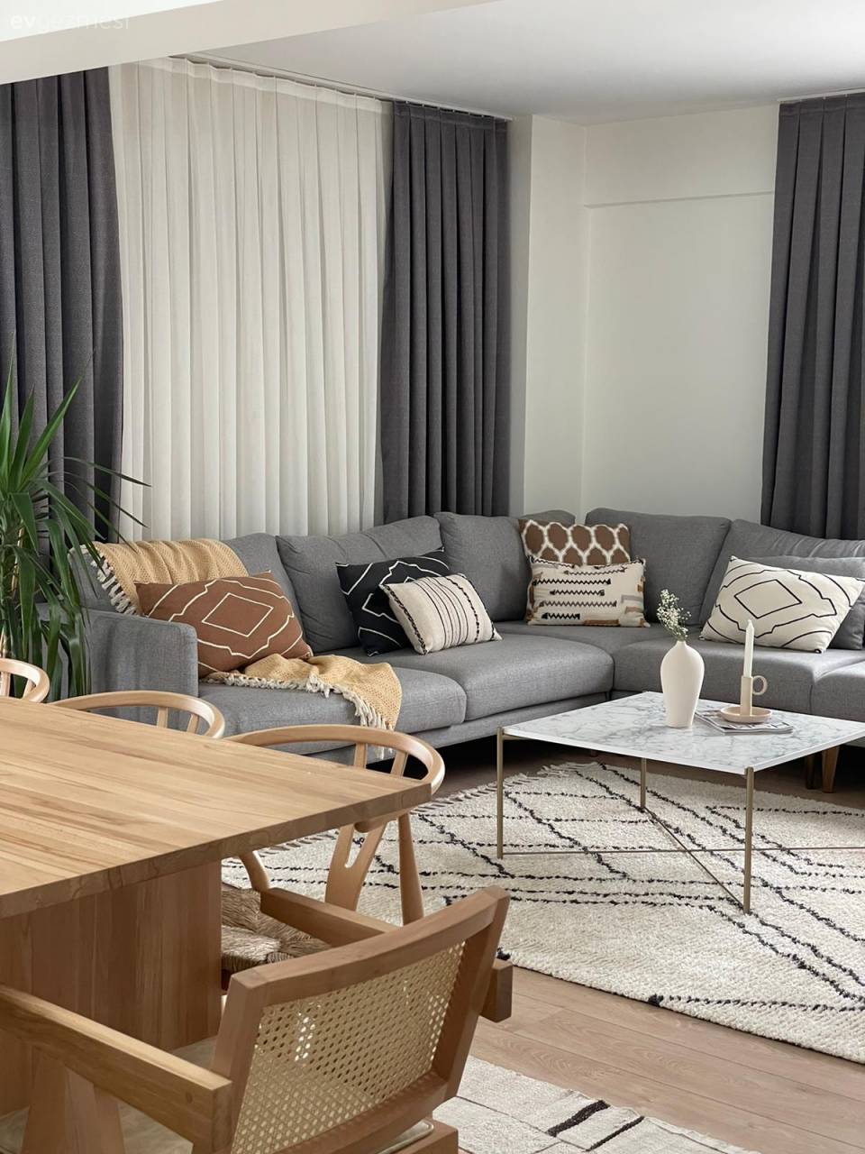 Sade Görünen Bu İzmir Evinde Sürpriz Çıkışlar Var