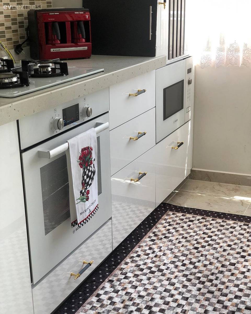 Bu Evde Metalik Işıltılar İddialı Renklerle Buluşmuş!