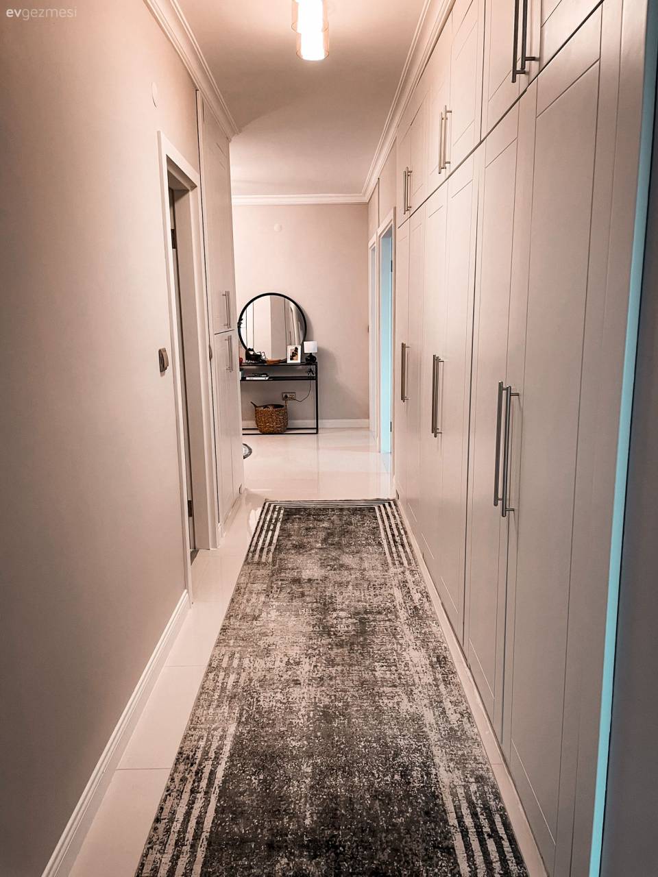 Bu Uyumlu Evde Duvarların Boş Durmasına Göz Yumulmamış