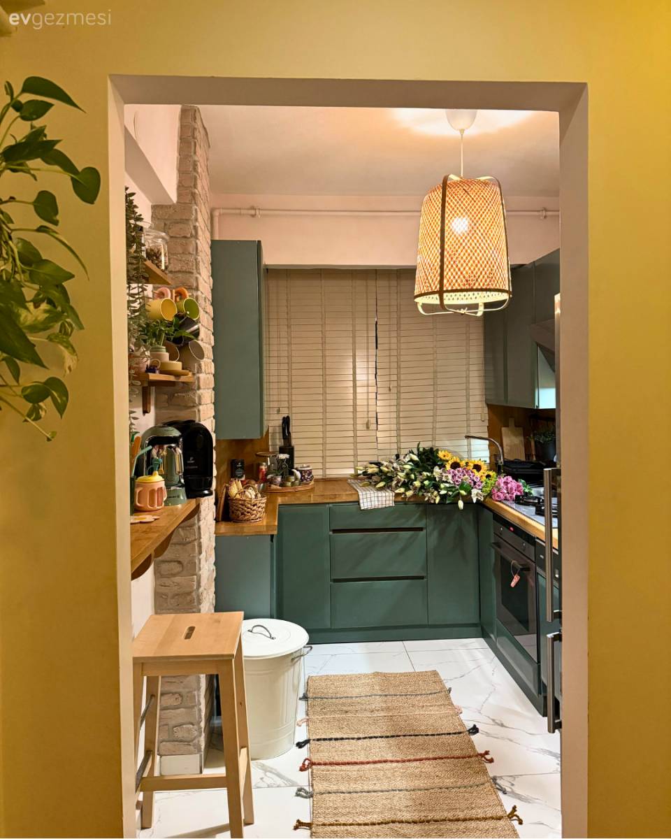 Öğrencilikten Aile Evine: Pencere Dışında Her Şeyi Değişen İstanbul Evi