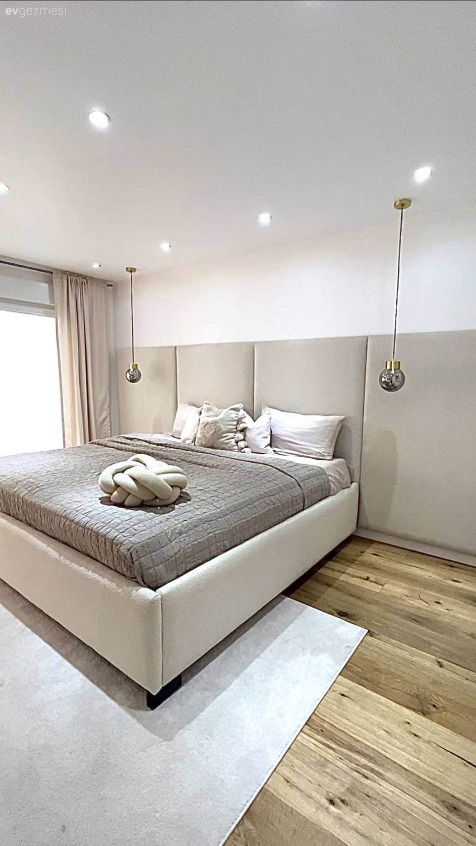 Beyaz ve Siyahı Seven Bu Evde Keskin Hatlara da Yer Var Kıvrımlara da!