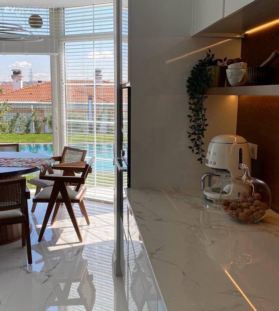 Bu Dubleks Evde Özel Yapım Tasarımlar Dekorun Albenisi Arttırmış