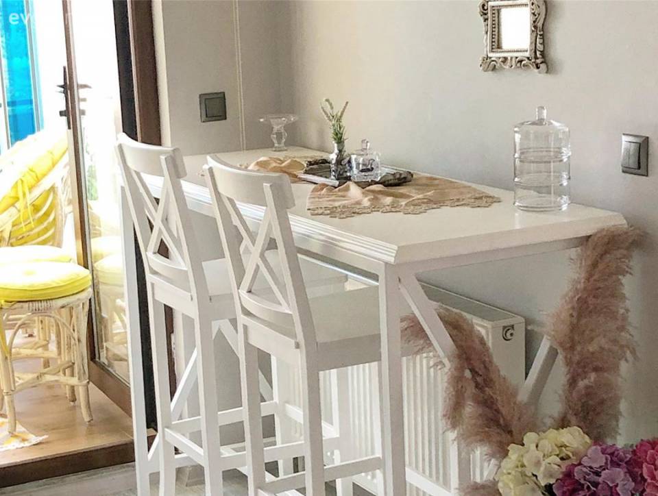 Bu Evin Her Odasında En Az Bir Tane Baskın Renk Var!