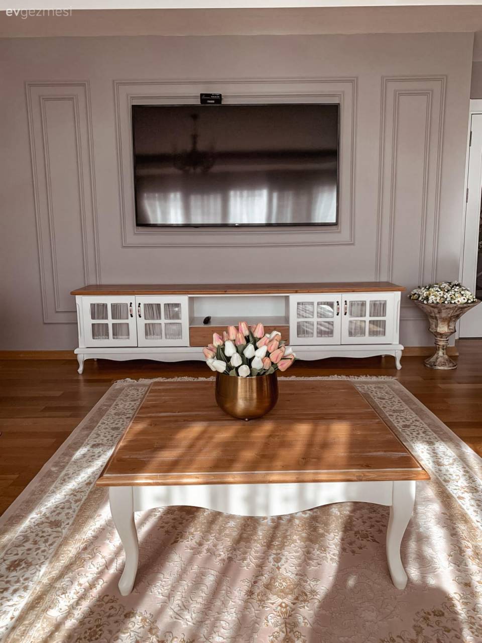 Beyaz ve Ahşap Uyumu Bu İstanbul Evinin Her Köşesinde Yankılanmış