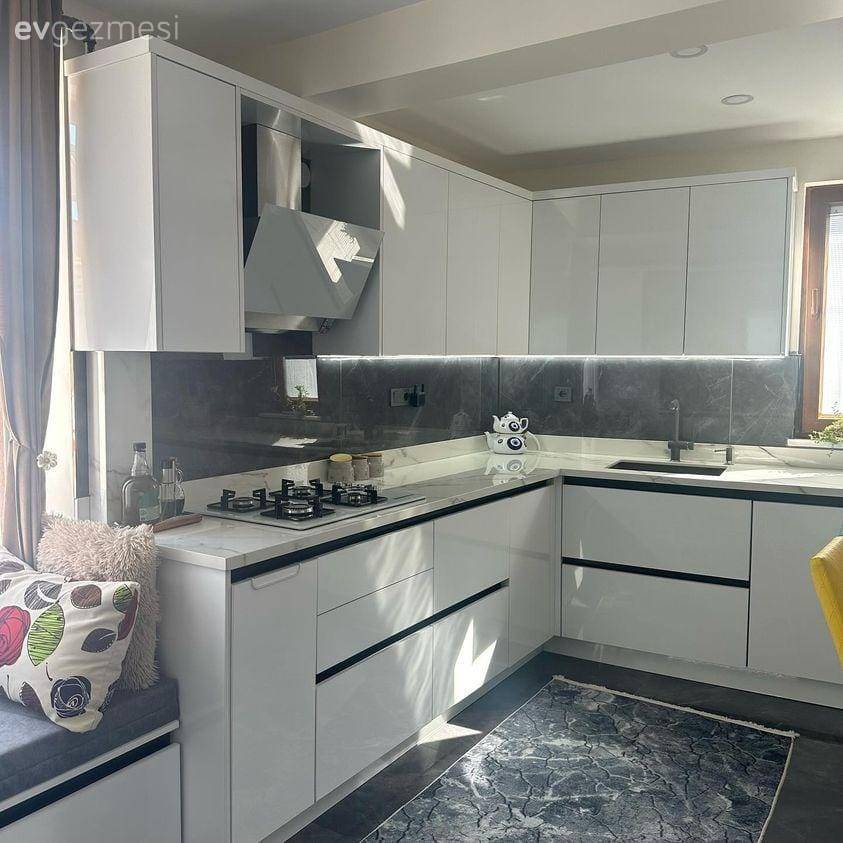 Cam Önünde Sedir Yanında Kahve Köşesi: Keyifli ve Modern Bir Mutfak