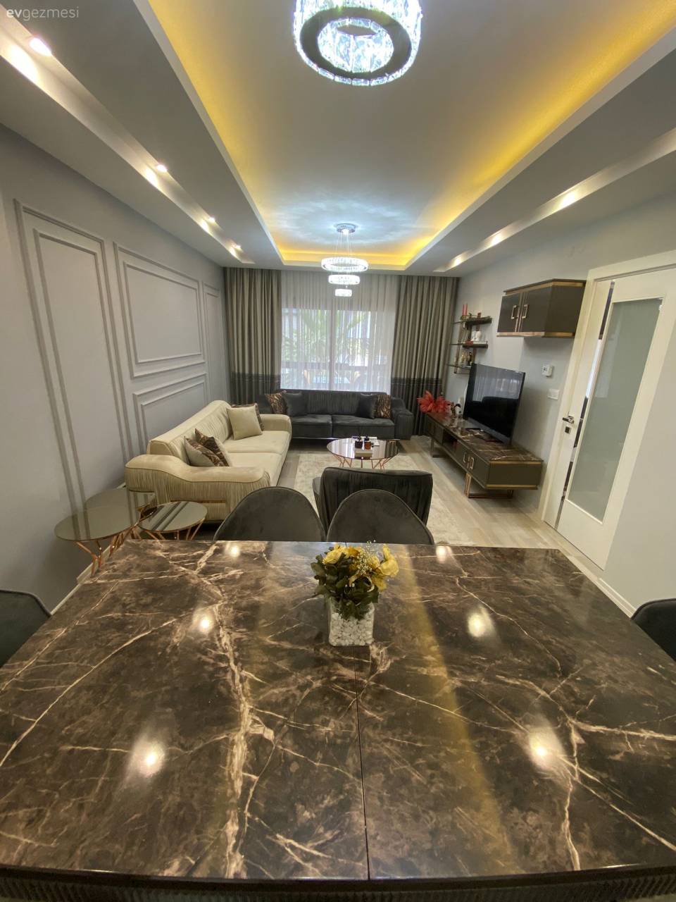 Bu İzmir Evinde Konfor ve Uyum Her Odada Hakim!