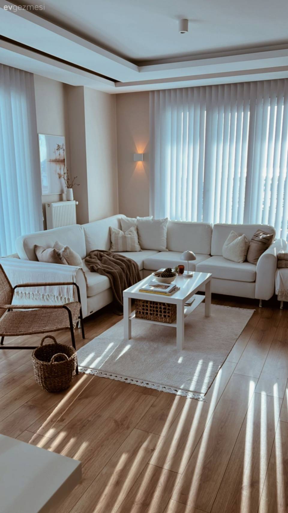 Dikey Jaluzilerle Gün Işığını Selamlayan İstanbul Evi