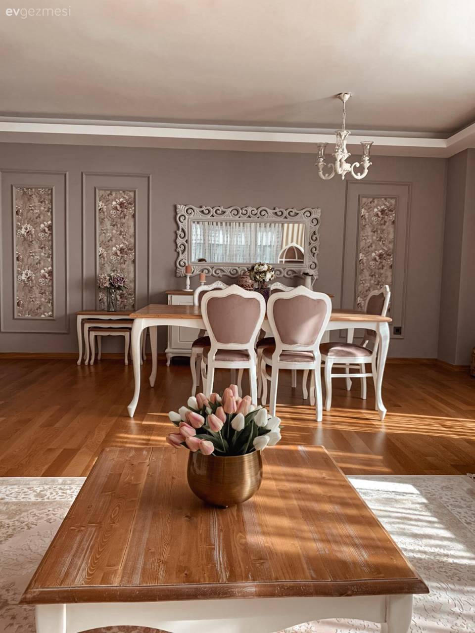 Beyaz ve Ahşap Uyumu Bu İstanbul Evinin Her Köşesinde Yankılanmış