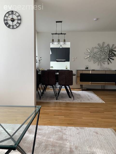 Bu Modern Evde Siyah Dekorun Göz Bebeği Olmuş