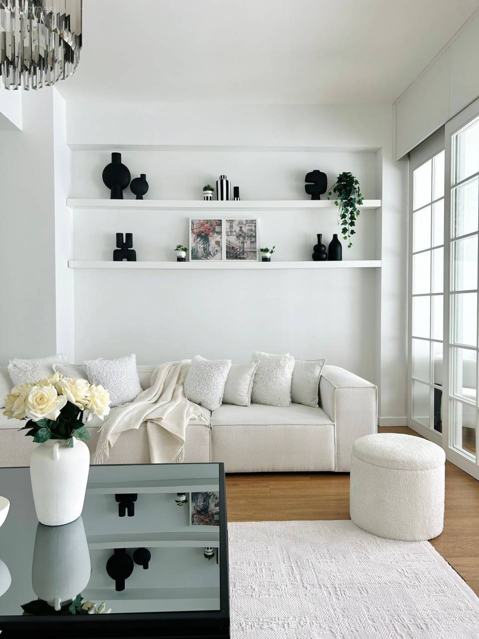 Beyaz ve Siyahı Baş Tacı Eden Bu Ev Zamansız Bir Görünüm Sunuyor!