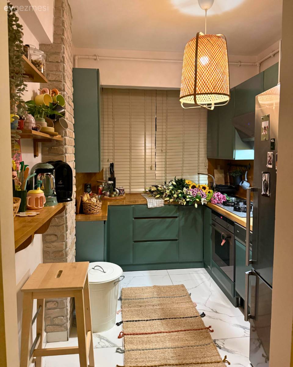 Öğrencilikten Aile Evine: Pencere Dışında Her Şeyi Değişen İstanbul Evi